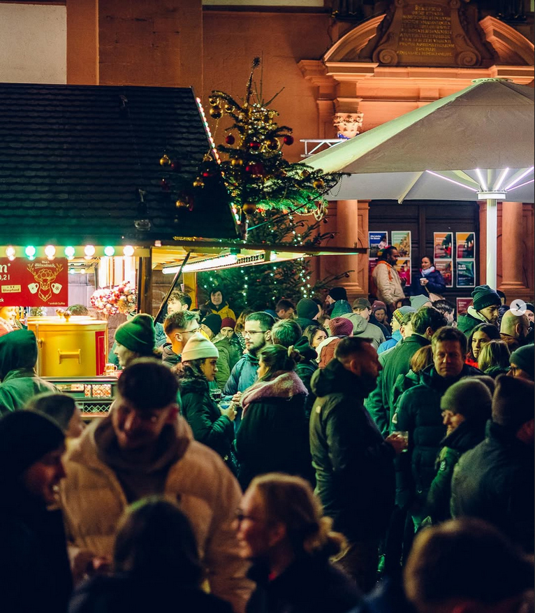 Weihnachtsmarkt Freiburg Wurst Koch Glühwein Stand