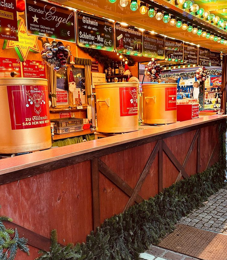 Weihnachtsmarkt Freiburg Wurst Koch Glühwein Stand